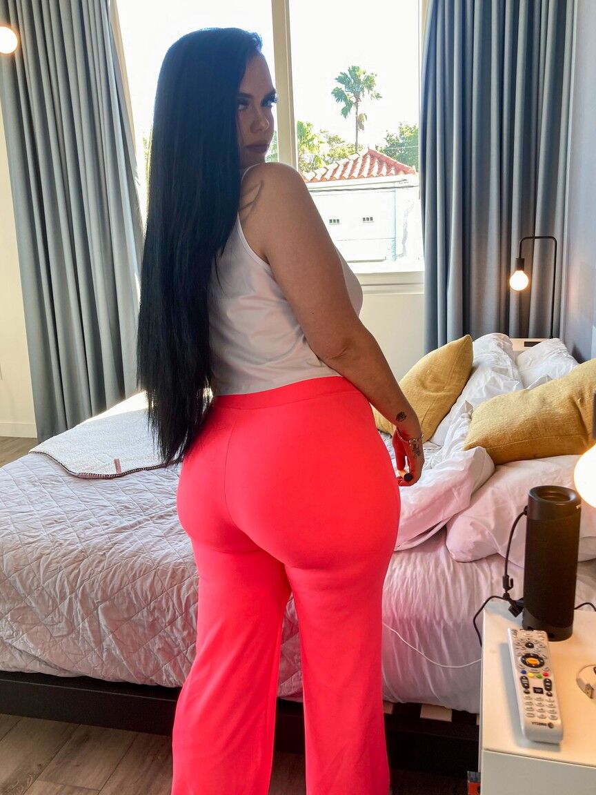 21P Das kurvenreiche brünette Babe Ryan Smiles zeigt ihren großen Hintern in ihrem Schlafzimmer