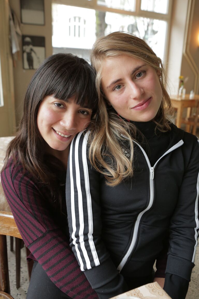 21P Zwei sexy Amateurmodels posieren nackt und berühren ihre rasierten Fotzen