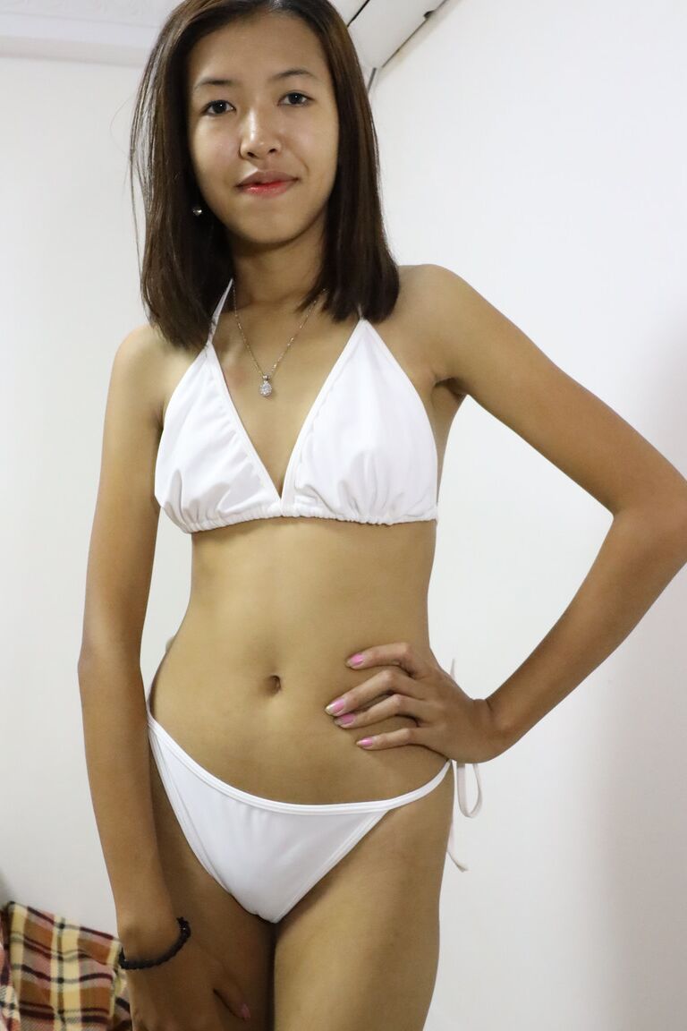 21P Doce asiática magrinha Angel F tira a roupa e leva uma surra por trás