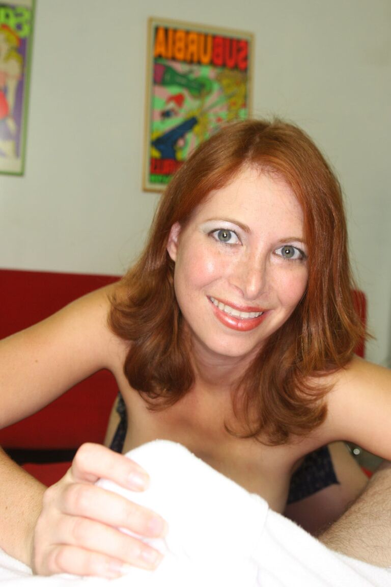 15P La MILF rousse Ginger Blaze découvre ses seins fermes avant une branlette en POV