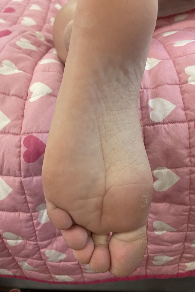 21P La jeune amateur Mira Monroe expose ses trous d'amour à l'extérieur et dans sa chambre