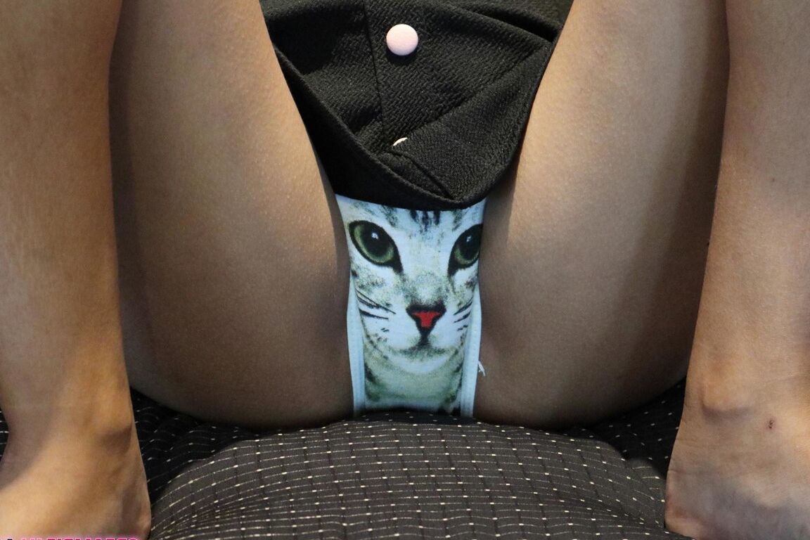 21P Petite Asian babe fica nua e mostra seu arbusto aparado no sofá