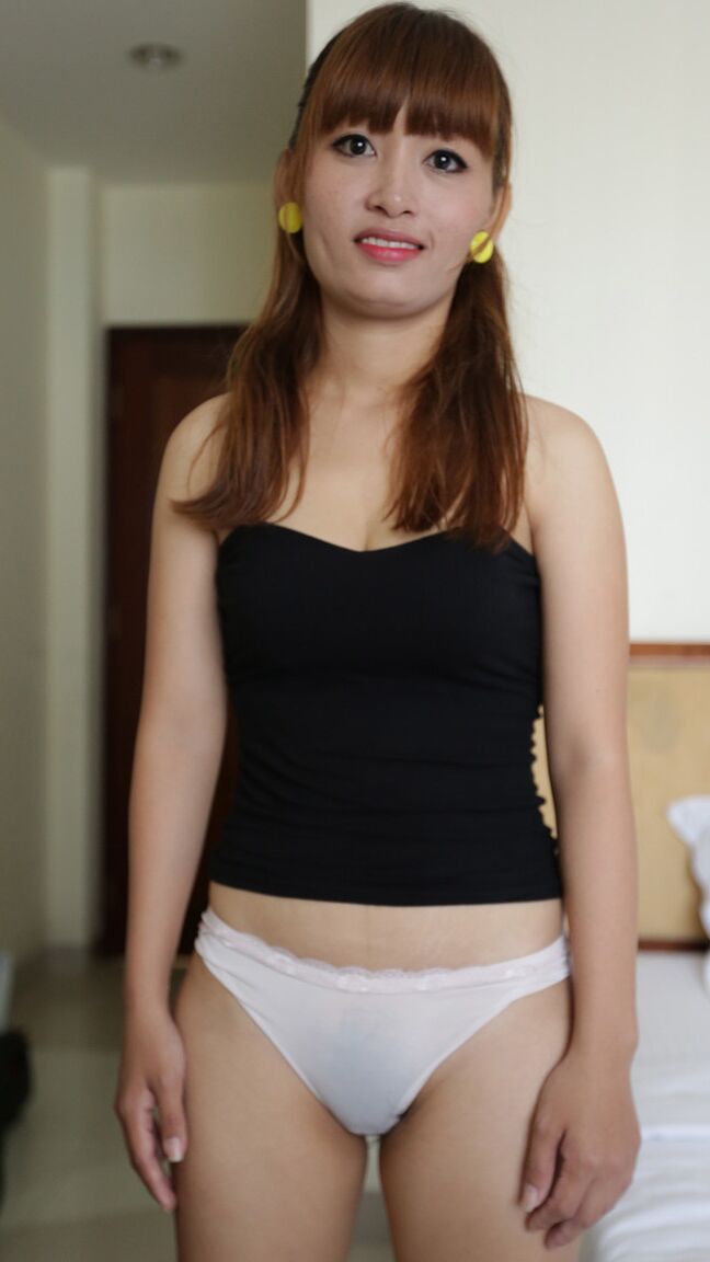 21P La sexy MILF asiática Yum B se desnuda antes de chupar
