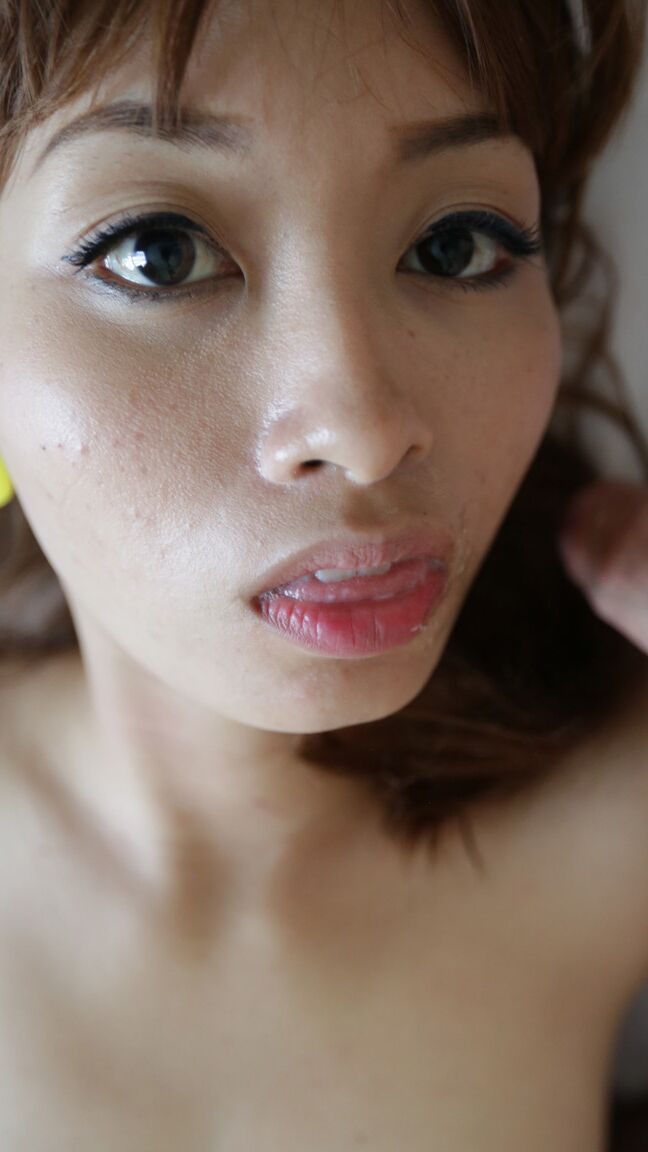 21P La sexy MILF asiática Yum B se desnuda antes de chupar
