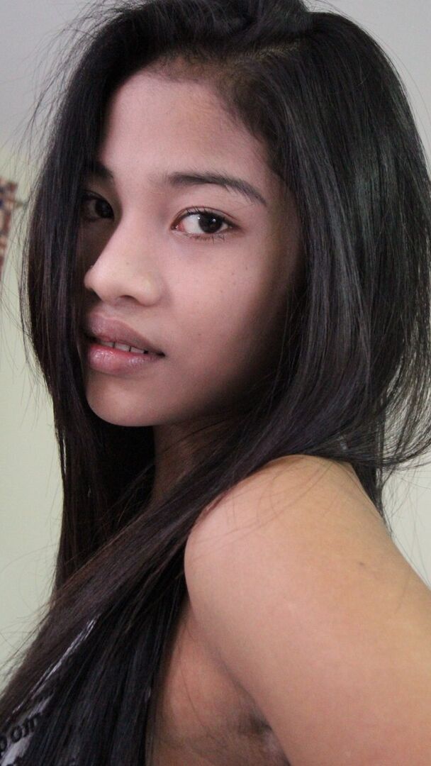 21P Petite Filipina namorada Ann fica com sua linda boca e buceta peluda desossada