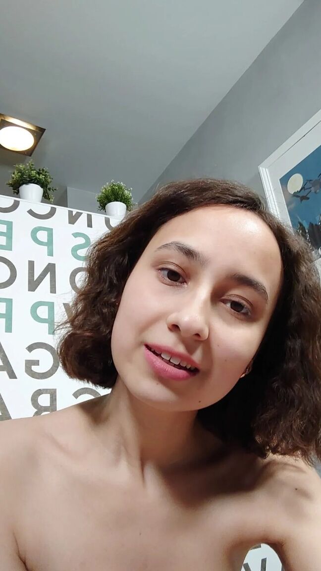 18P Linda amadora exibindo seus lindos seios naturais em um solo