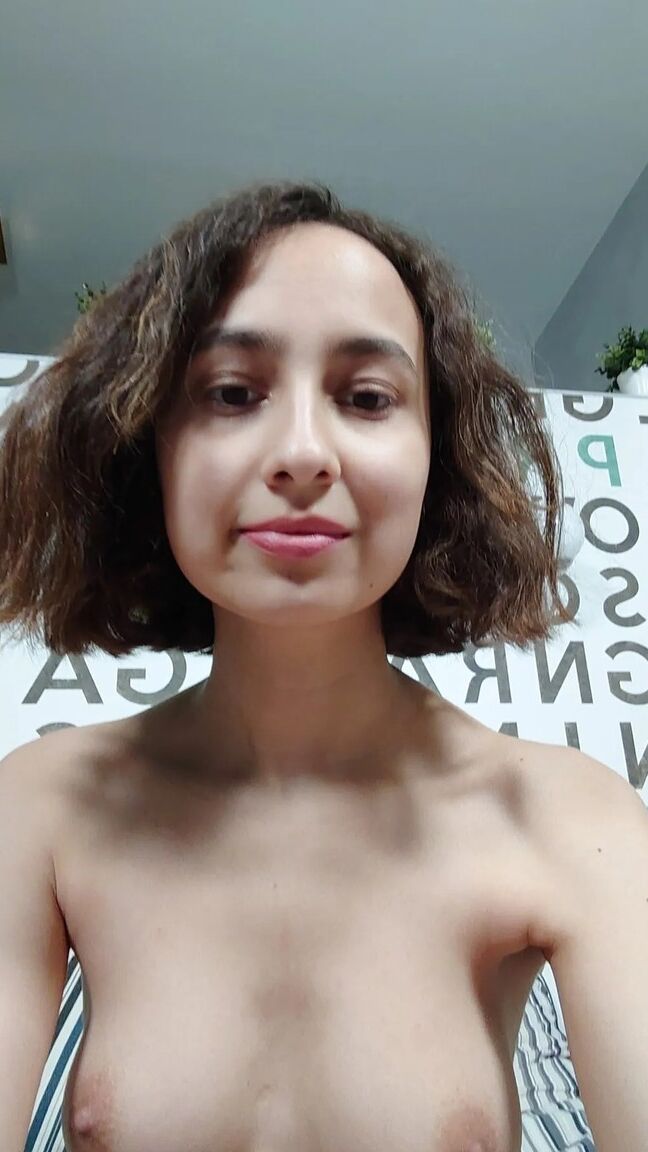 18P Linda amadora exibindo seus lindos seios naturais em um solo