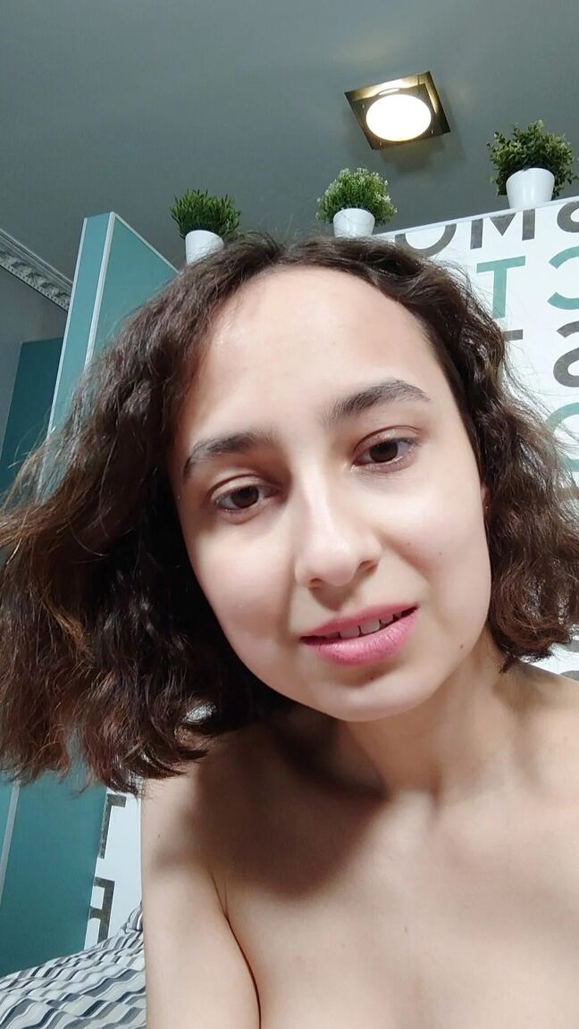 18P Linda amadora exibindo seus lindos seios naturais em um solo