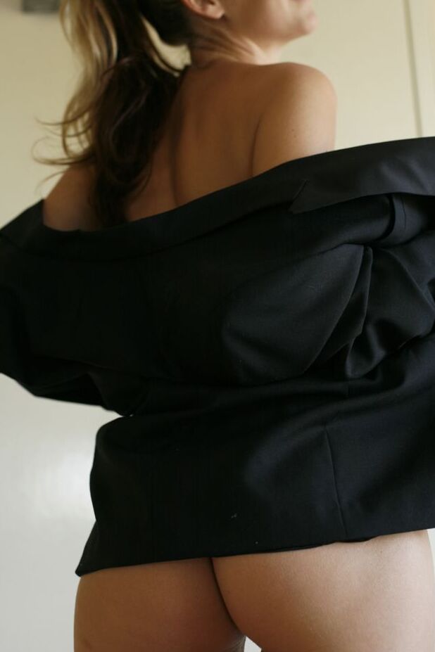 16P La blonde sexy Aussie Jewel expose ses gros seins et son cul de manière tentante