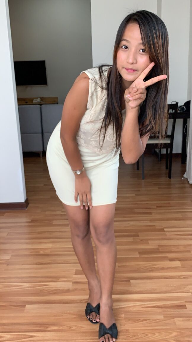 La asiática 20P Sam muestra su pequeño cuerpo mientras se desnuda para tener sexo POV