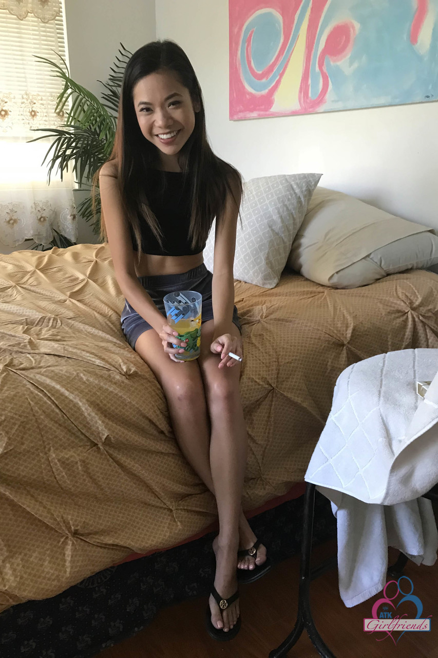 21P La flaca asiática Vina Sky abre su coño