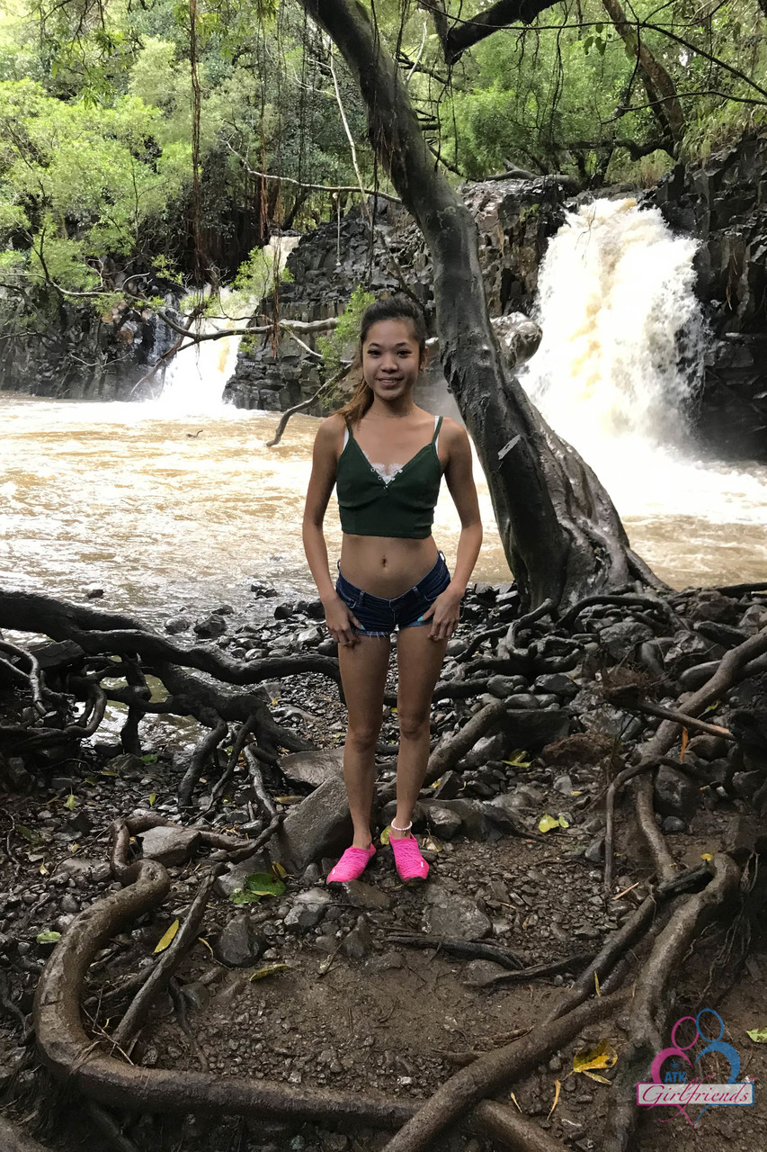21P La flaca asiática Vina Sky abre su coño
