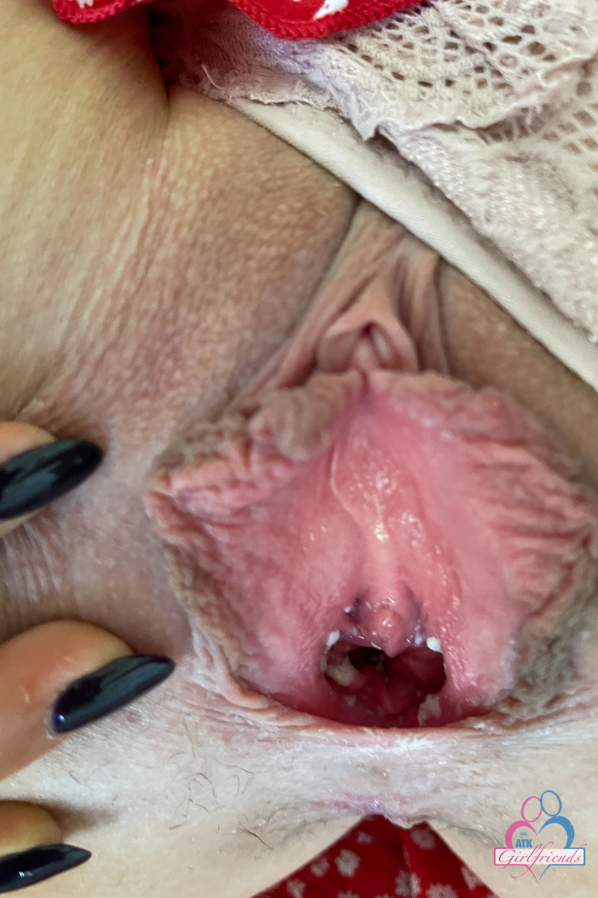 21P La novia amateur Angel Youngs muestra sus grandes tetas y su sabroso manguito de cerca