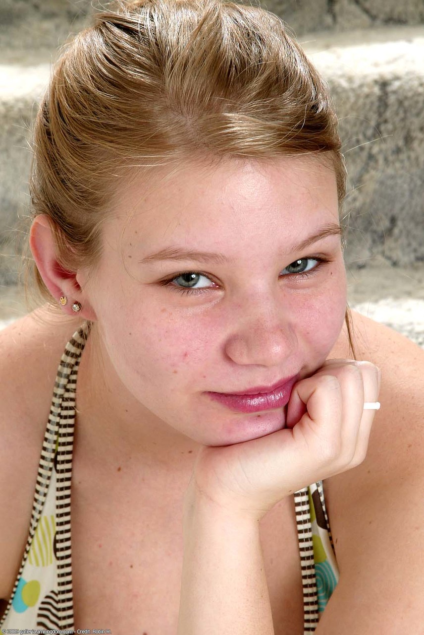20P La adolescente embarazada sarah exponiendo sus enormes areolas y su coño rosado en las escaleras