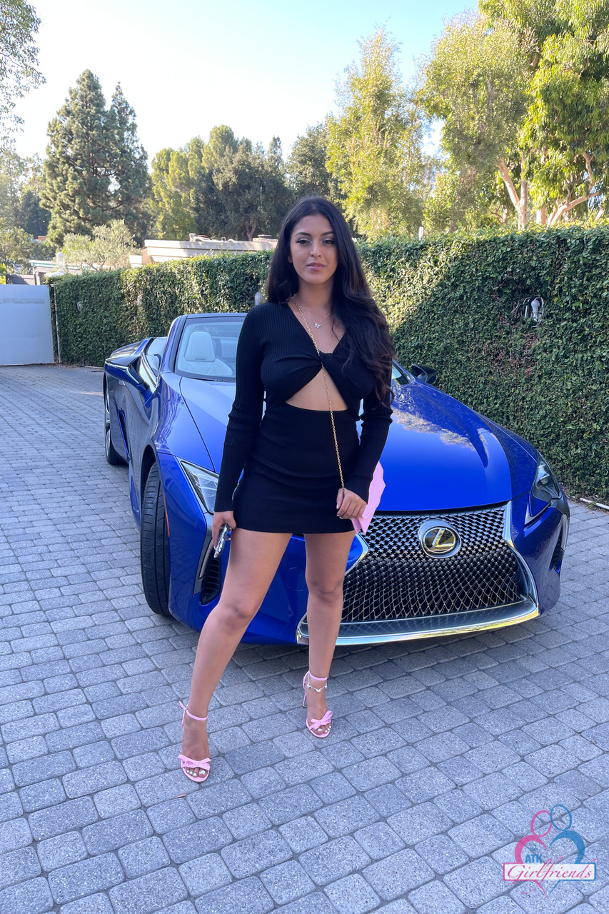 21P Linda Latina Sophia Leone mostra seus peitos suculentos, bunda grande