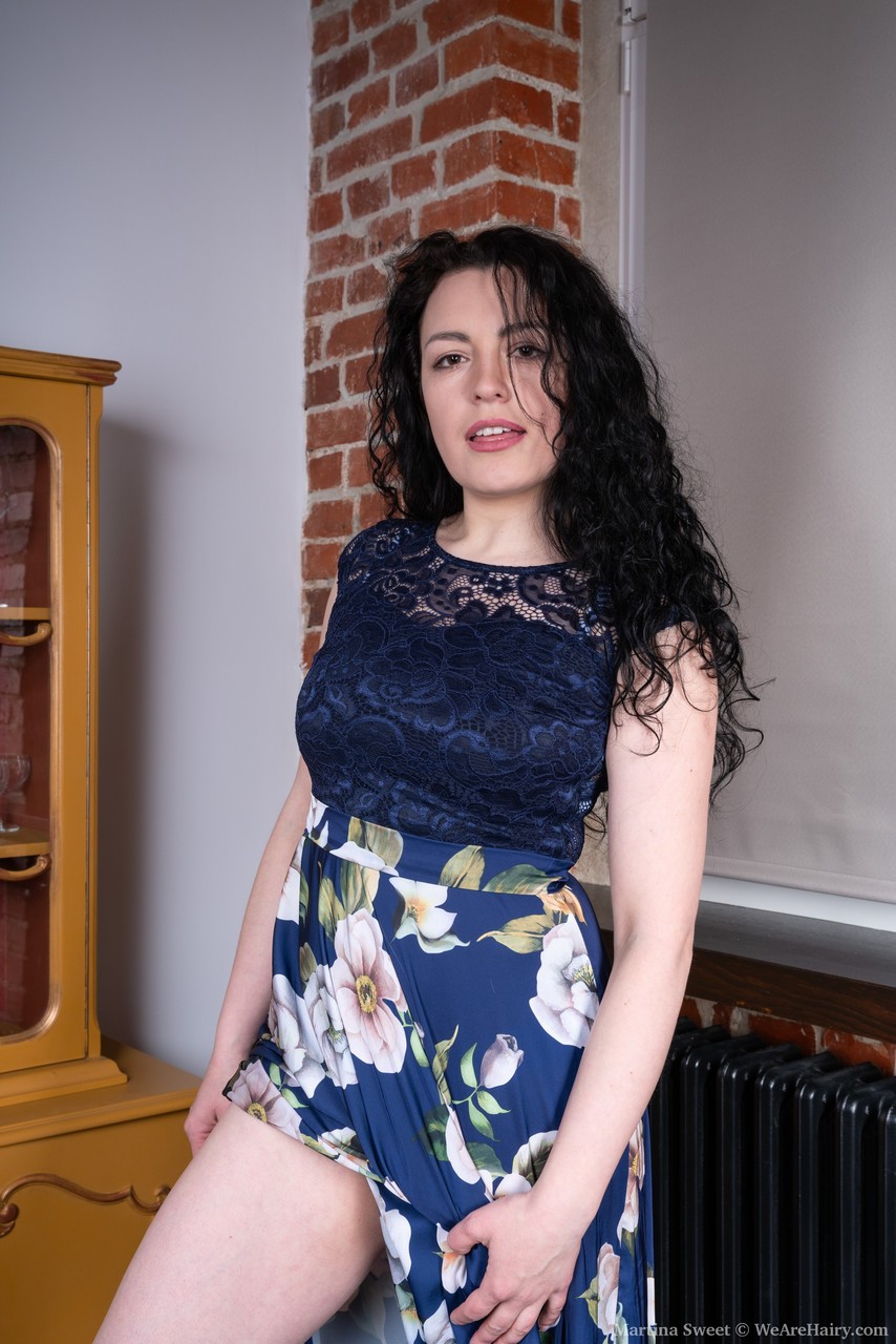 21P A bela morena Martina Sweet tira a roupa e espalha sua buceta peluda