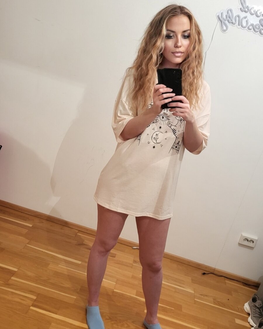 20P Nena glamorosa muestra sus tatuajes