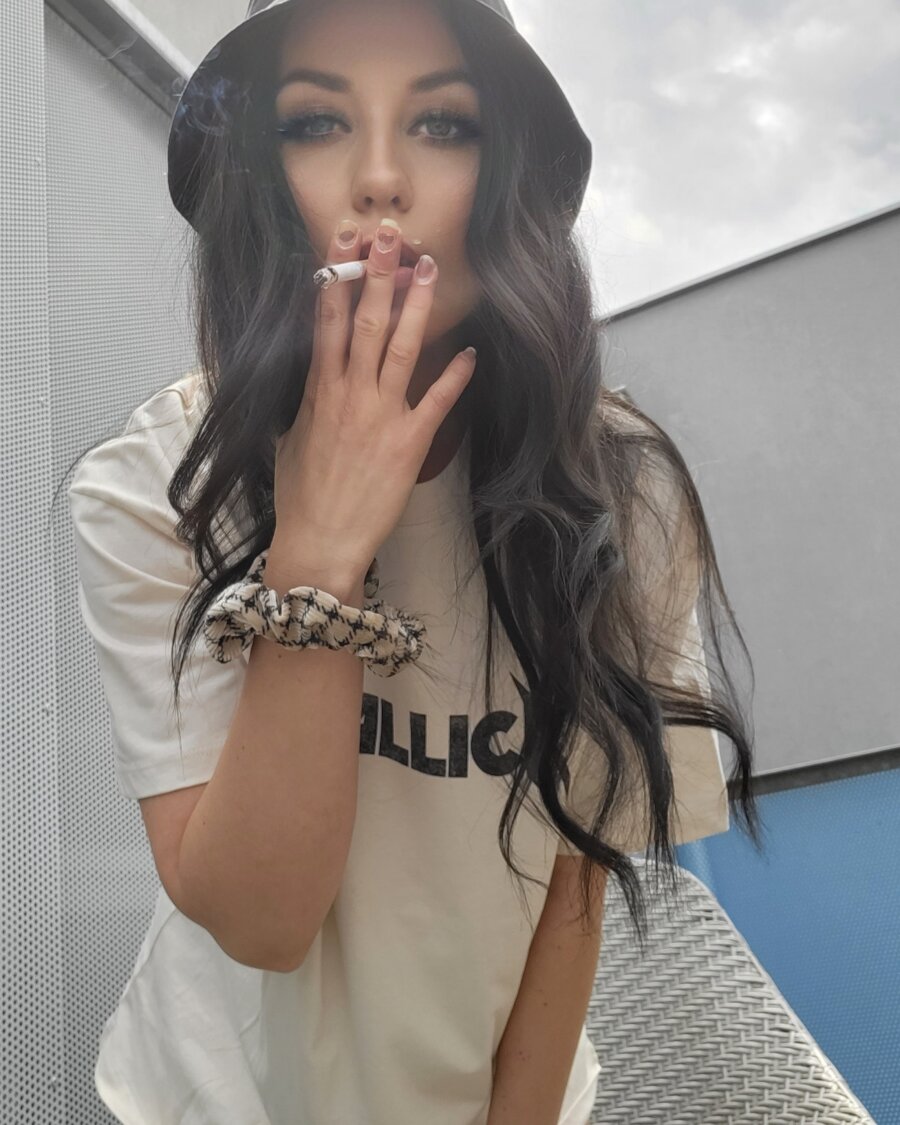 20P Nena glamorosa muestra sus tatuajes