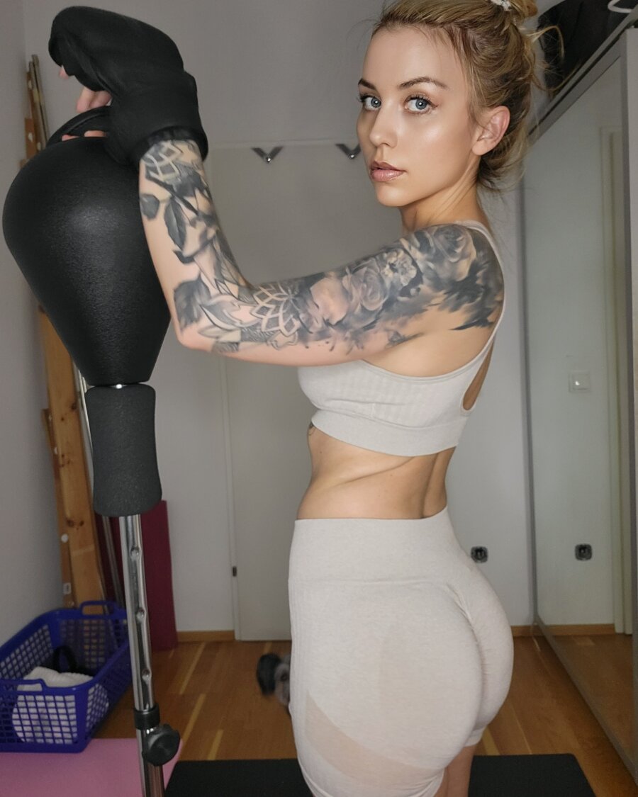 20P Nena glamorosa muestra sus tatuajes