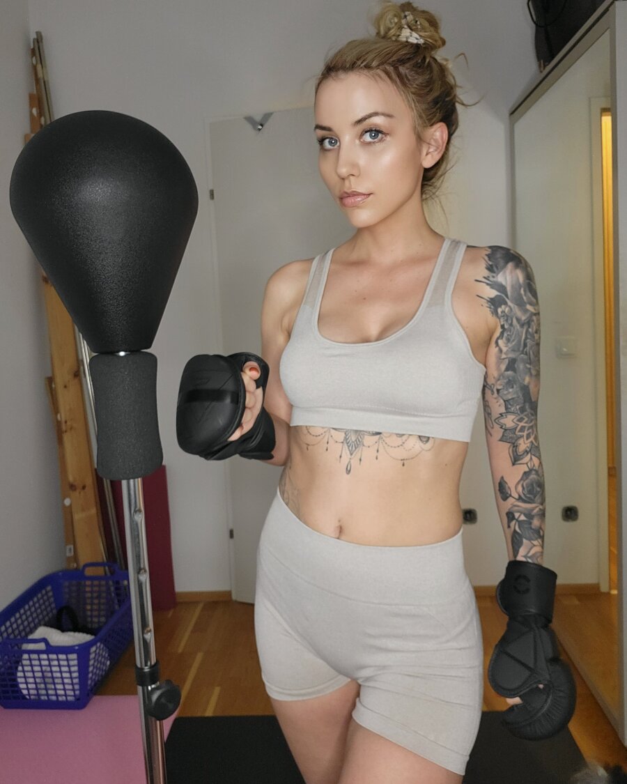 20P Nena glamorosa muestra sus tatuajes