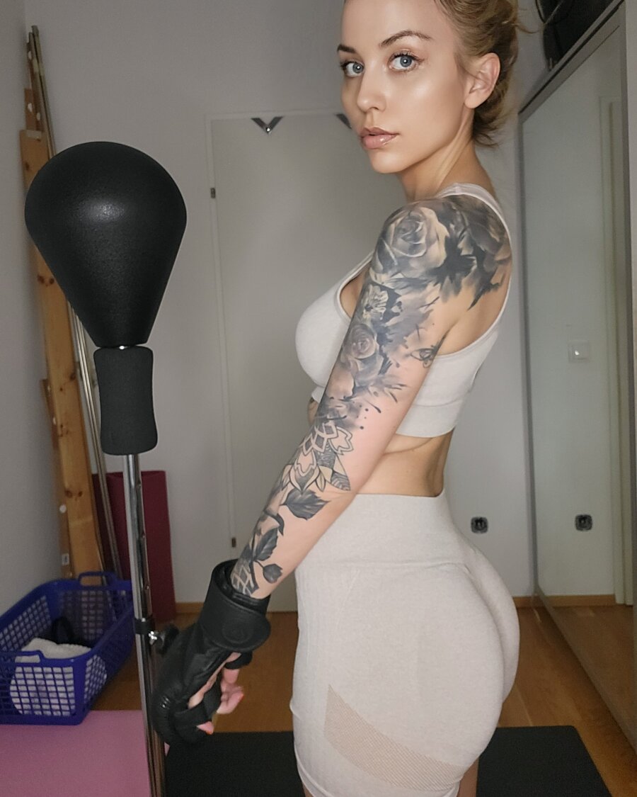20P Nena glamorosa muestra sus tatuajes