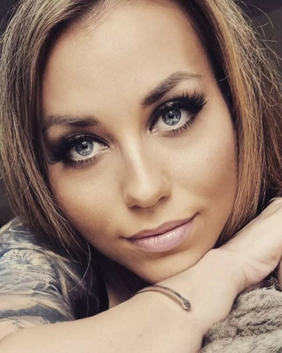 20P Nena glamorosa muestra sus tatuajes