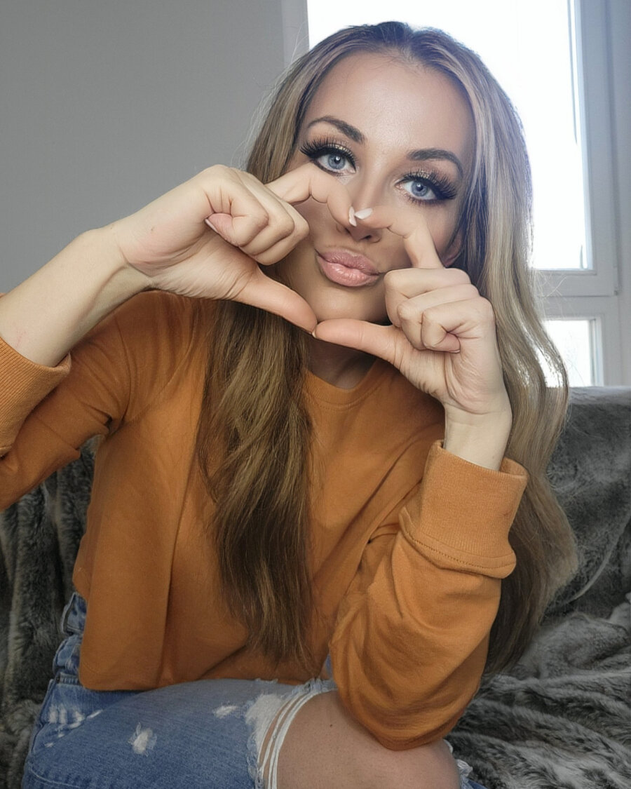 20P Nena glamorosa muestra sus tatuajes