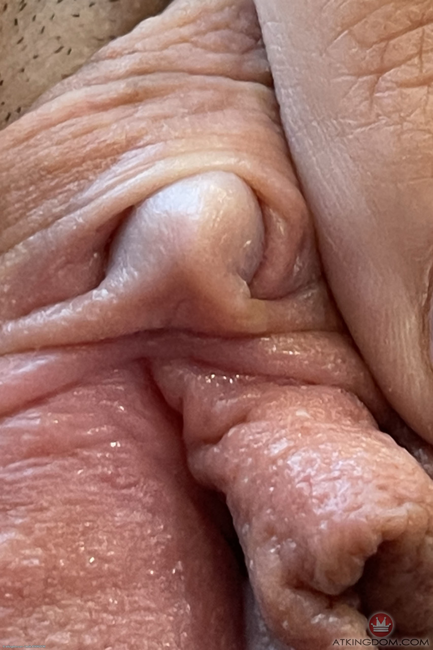 21P Enfermeira gostosa em meias Gaby Ortega mostra seus deliciosos lábios de buceta de perto