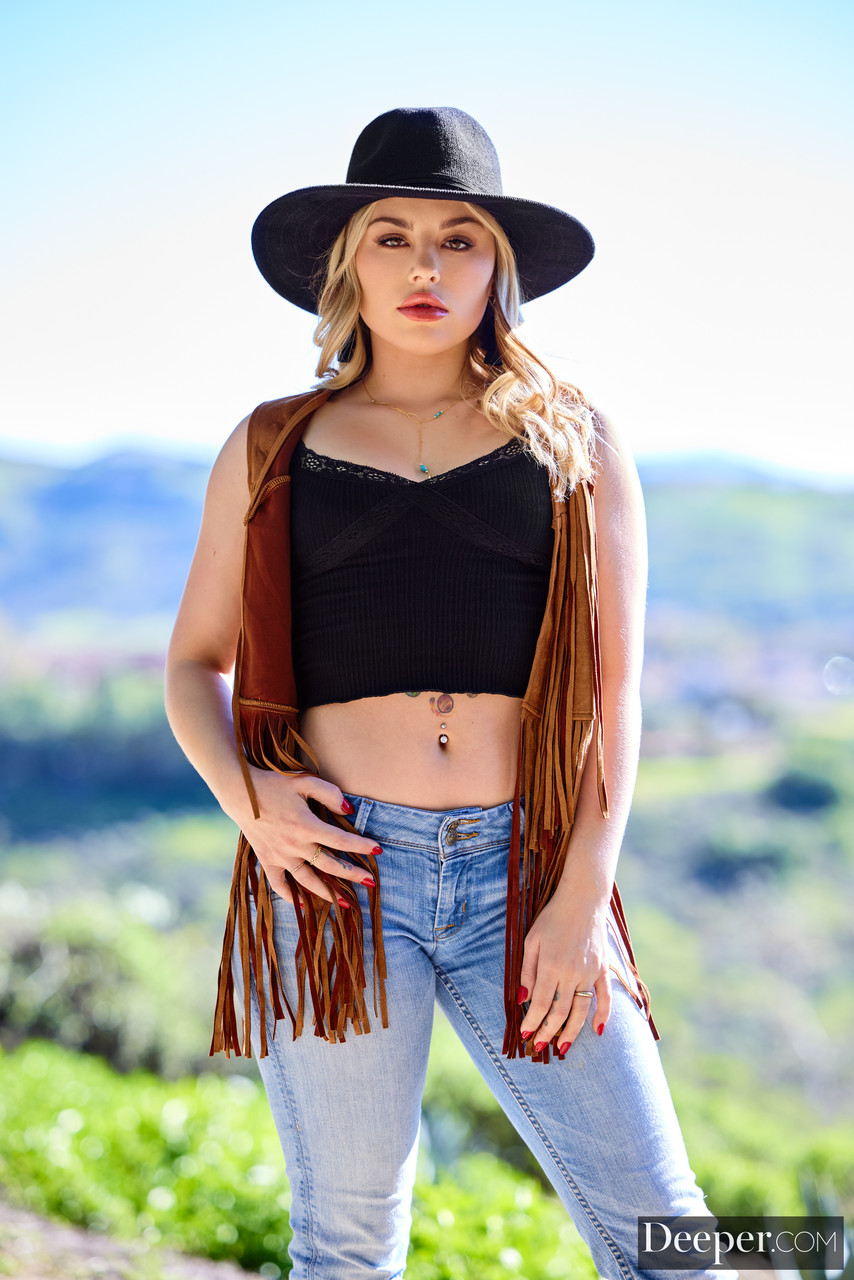 21P La sexy rubia Anna Claire Clouds follada en un trío en el campo