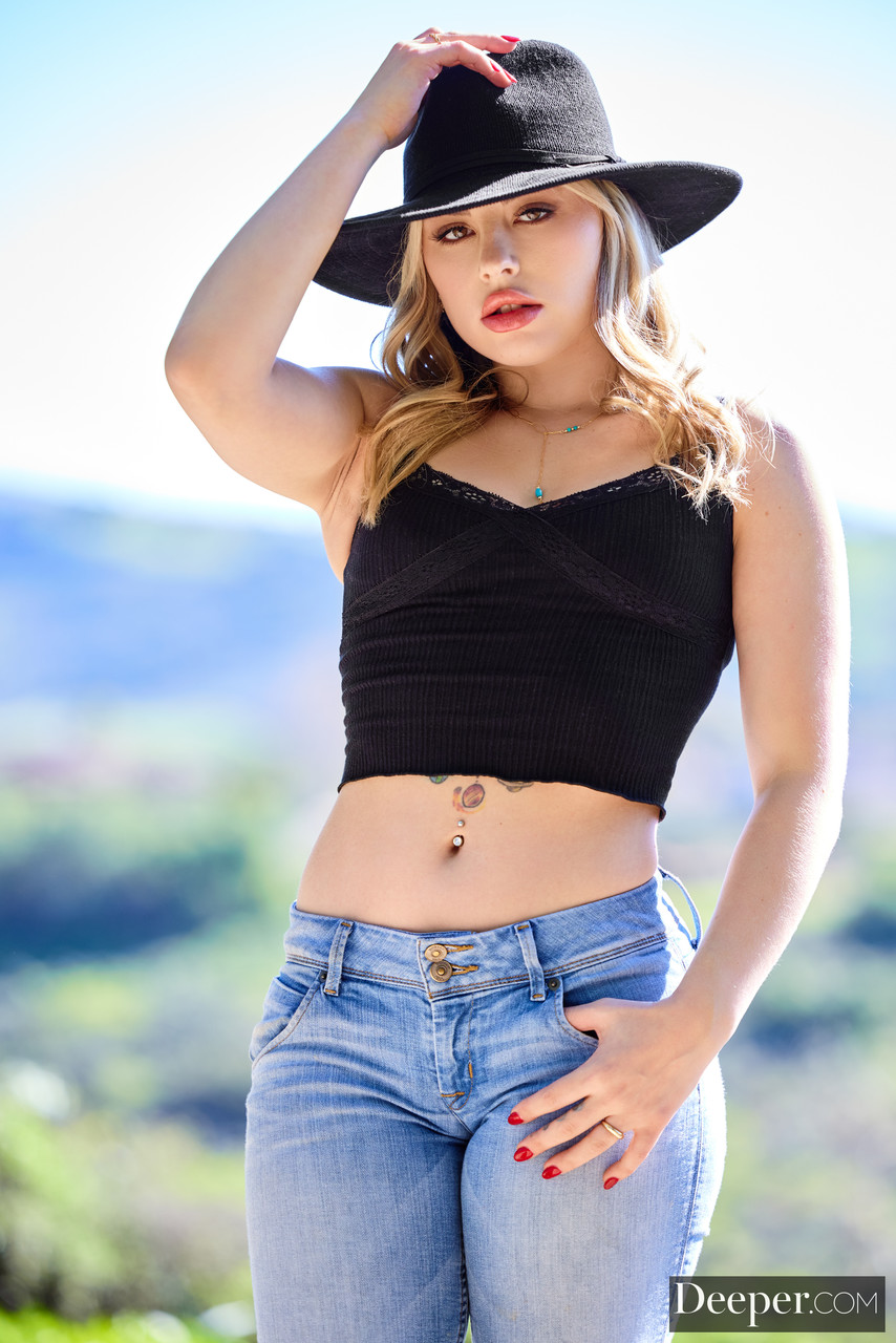 21P La sexy rubia Anna Claire Clouds follada en un trío en el campo