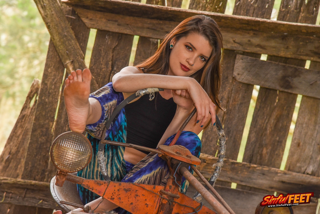 21P A linda gata Starshine mostra seu pequeno corpo nu em um solo de fetiche por pés