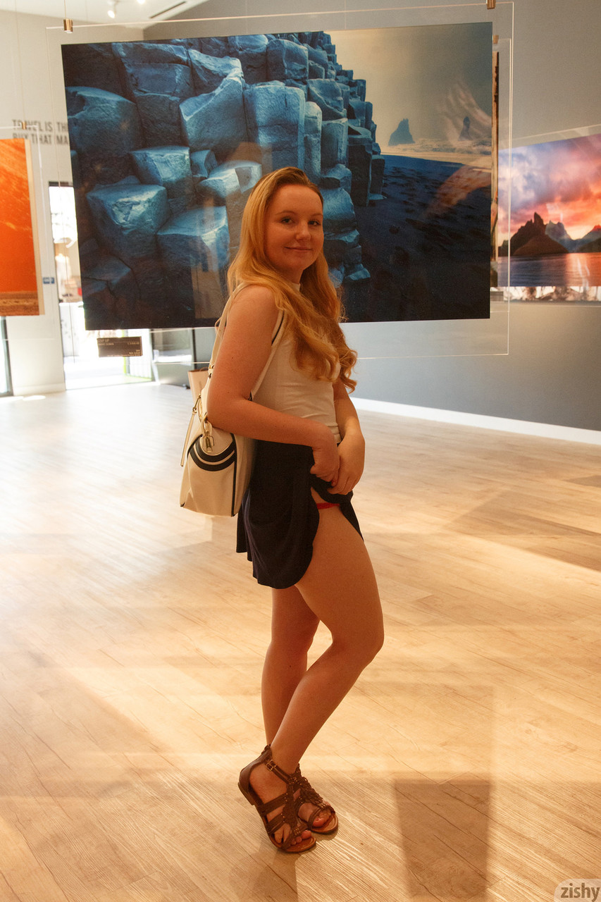 12P Petite babe amador Oakley Jacobs mostra sua bunda grande