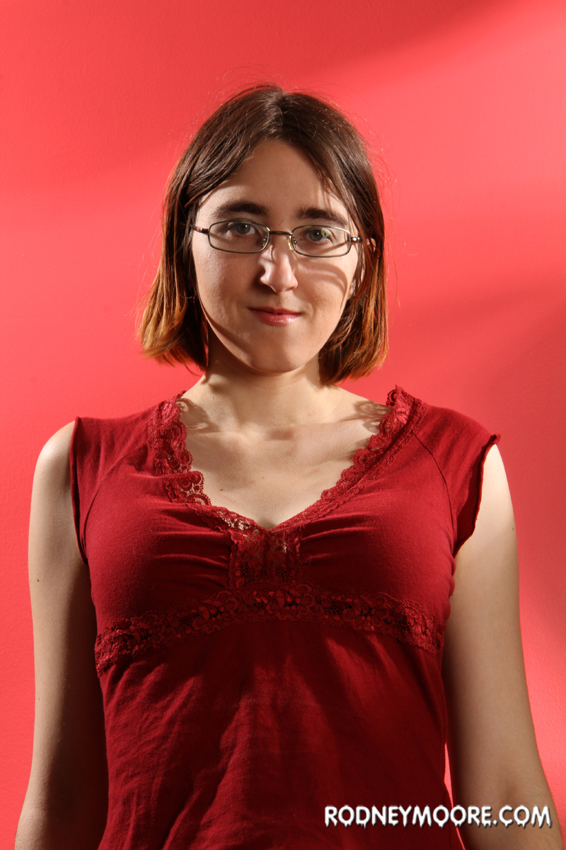 21P Amateur-Nerd Amber spreizt ihre superhaarige Muschi, während sie sich bis auf die Fersen auszieht