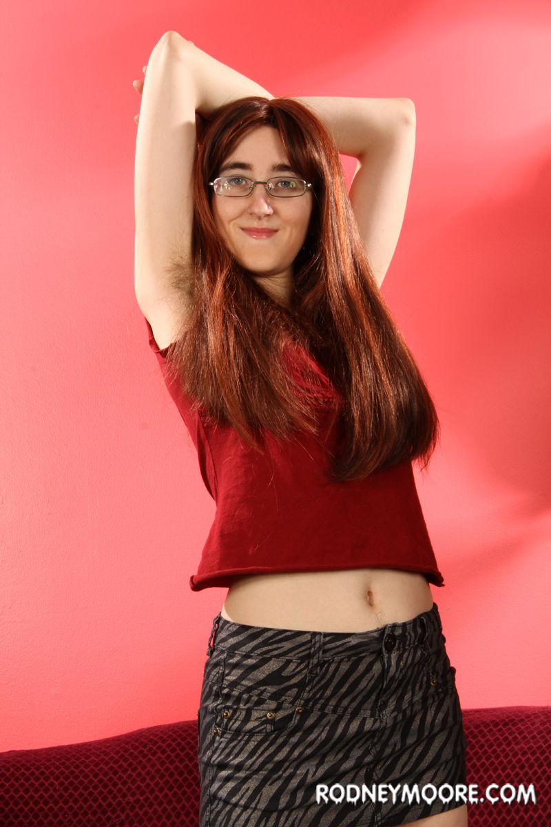 21P Amateur-Nerd Amber spreizt ihre superhaarige Muschi, während sie sich bis auf die Fersen auszieht