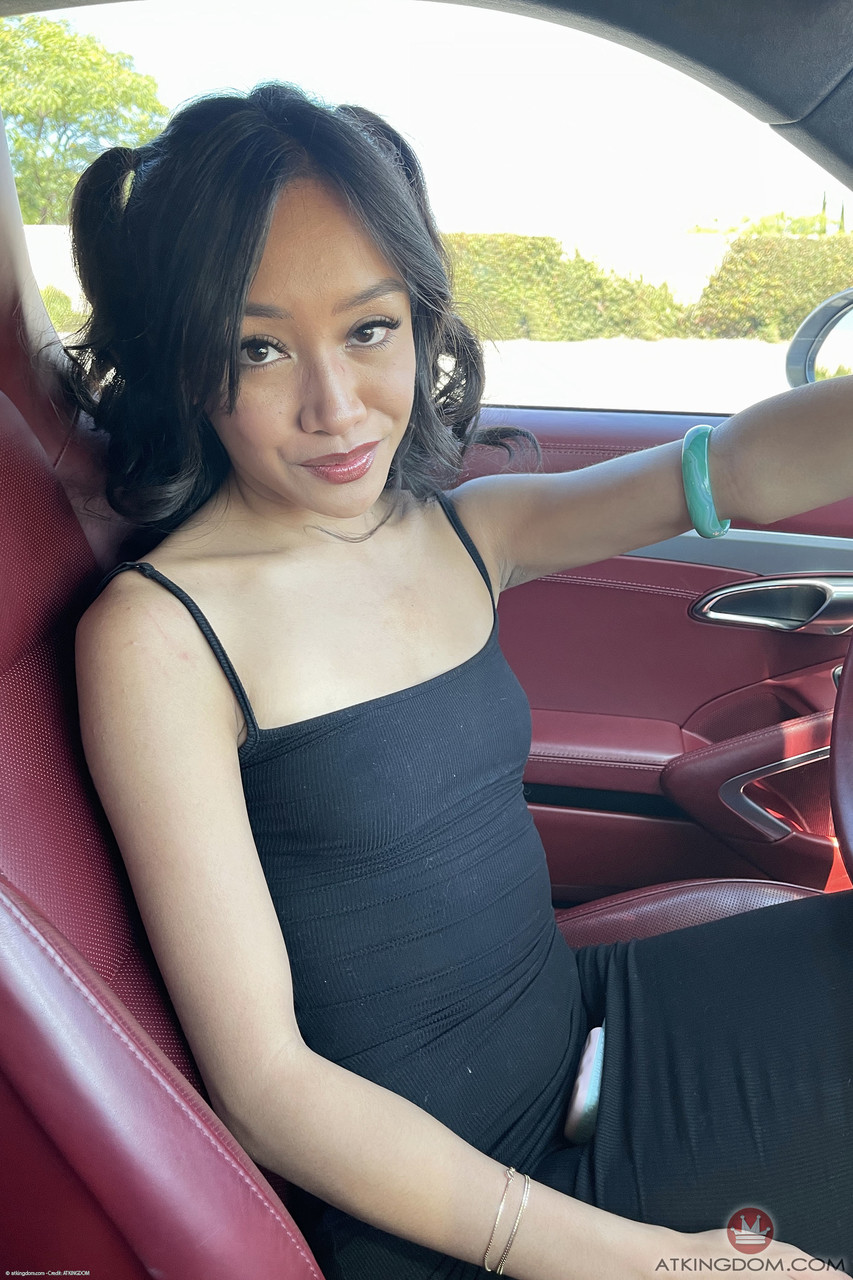 21P Petite babe Jade Kimiko mostra sua irresistível buceta raspada de perto