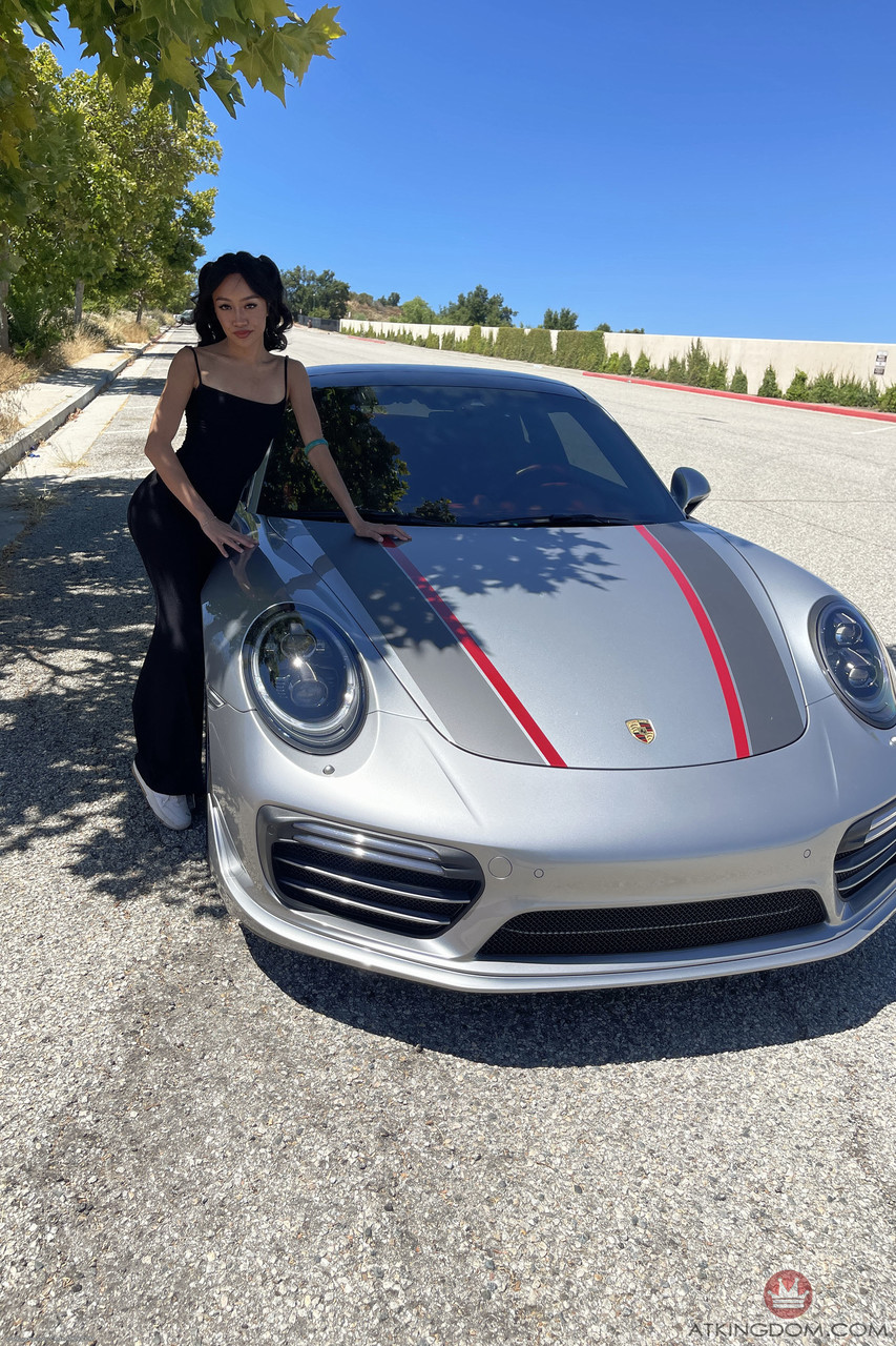 21P Petite babe Jade Kimiko mostra sua irresistível buceta raspada de perto