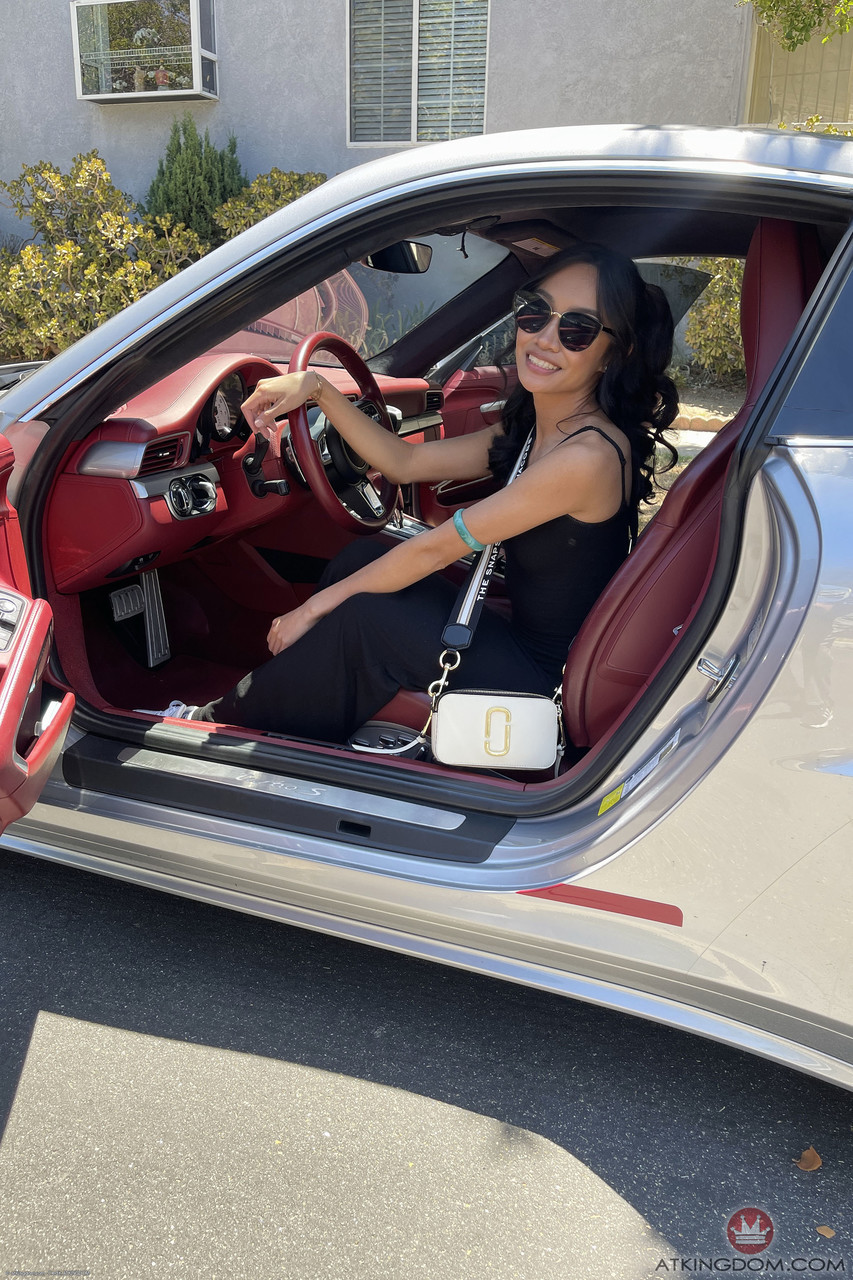 21P Petite babe Jade Kimiko mostra sua irresistível buceta raspada de perto