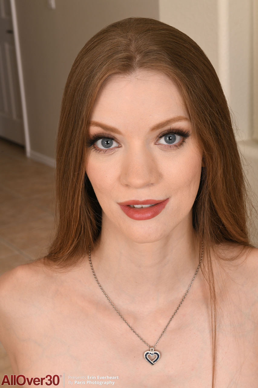 21P Sexy amador Erin Everheart se desnuda até nada