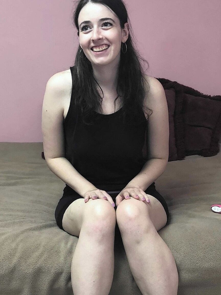 21P Ama de casa cachonda Chloe Faye se desnuda