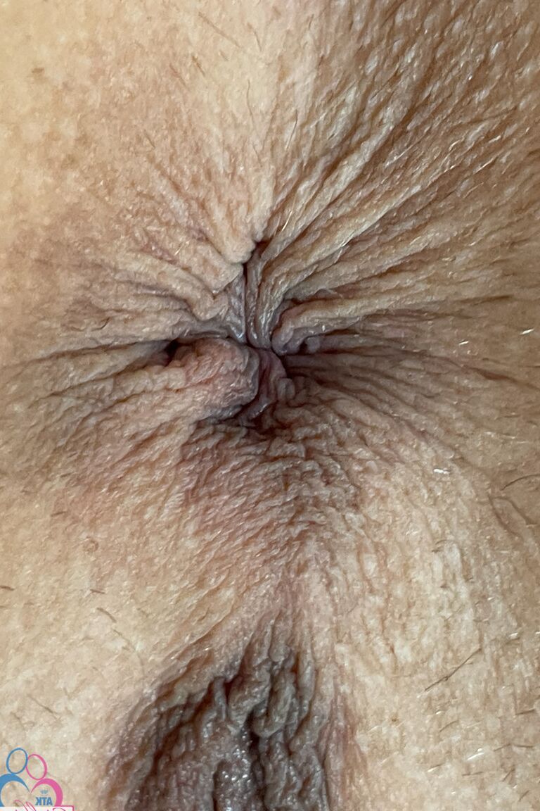21P Amateurfreundin Summer Vixen zeigt ihre Löcher aus nächster Nähe