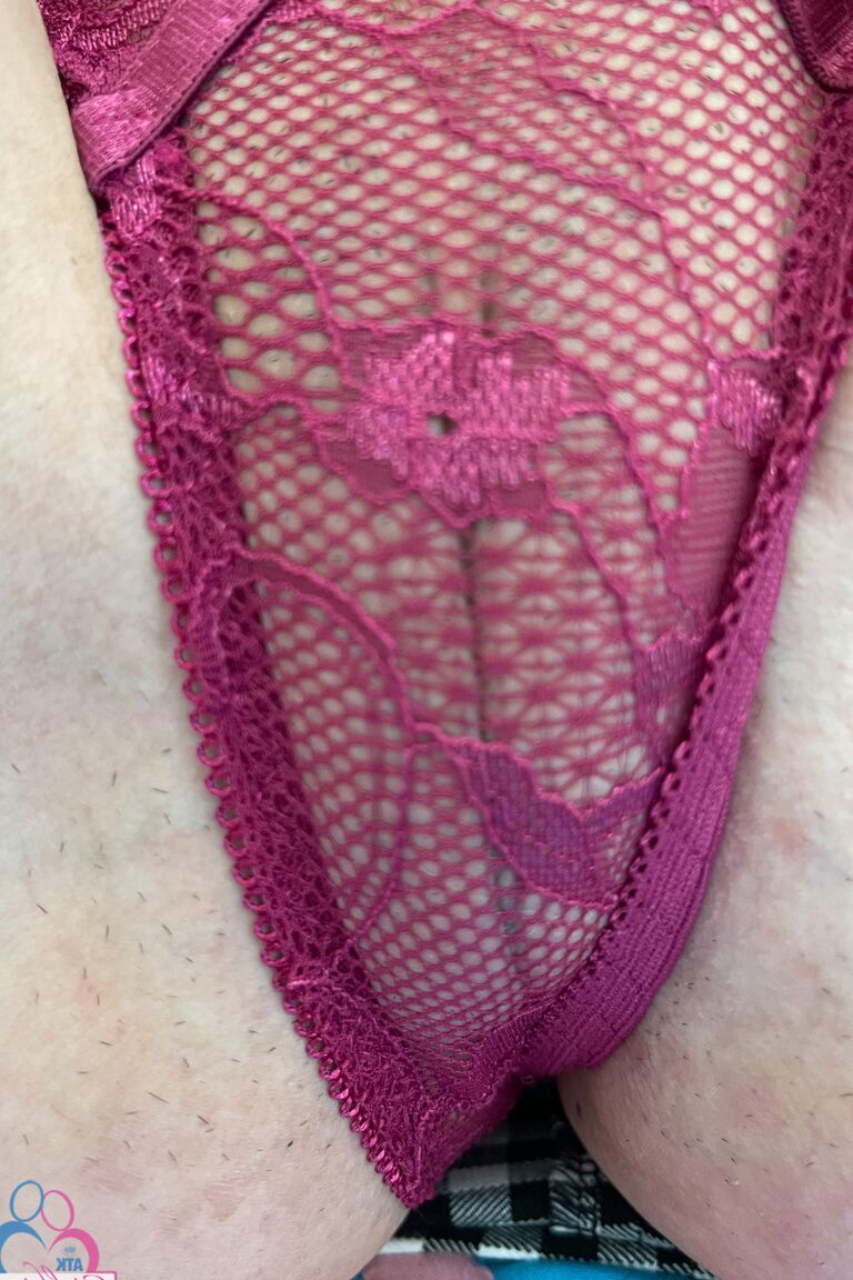 21P Namorada amadora Bella Luna mostra seus peitos grandes com piercing