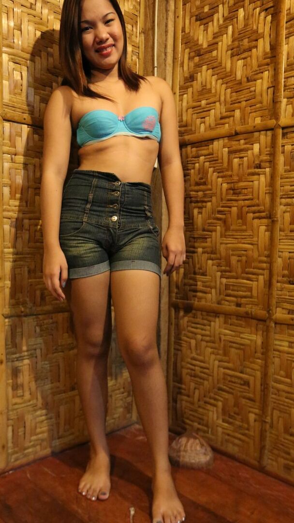 21P A adolescente peluda Raine termina um strip-tease sexy com um pouco de sexo POV