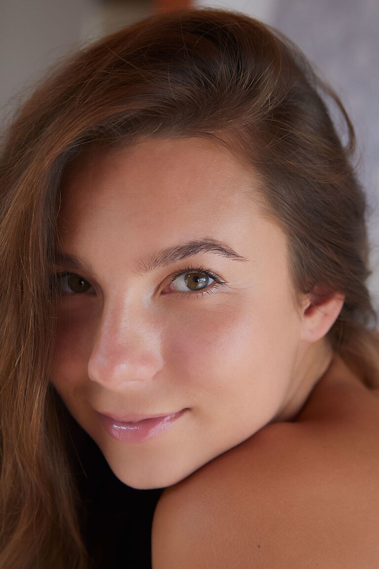 21P La glamorosa adolescente ucraniana Belka revela su cuerpo bronceado y sus grandes tetas