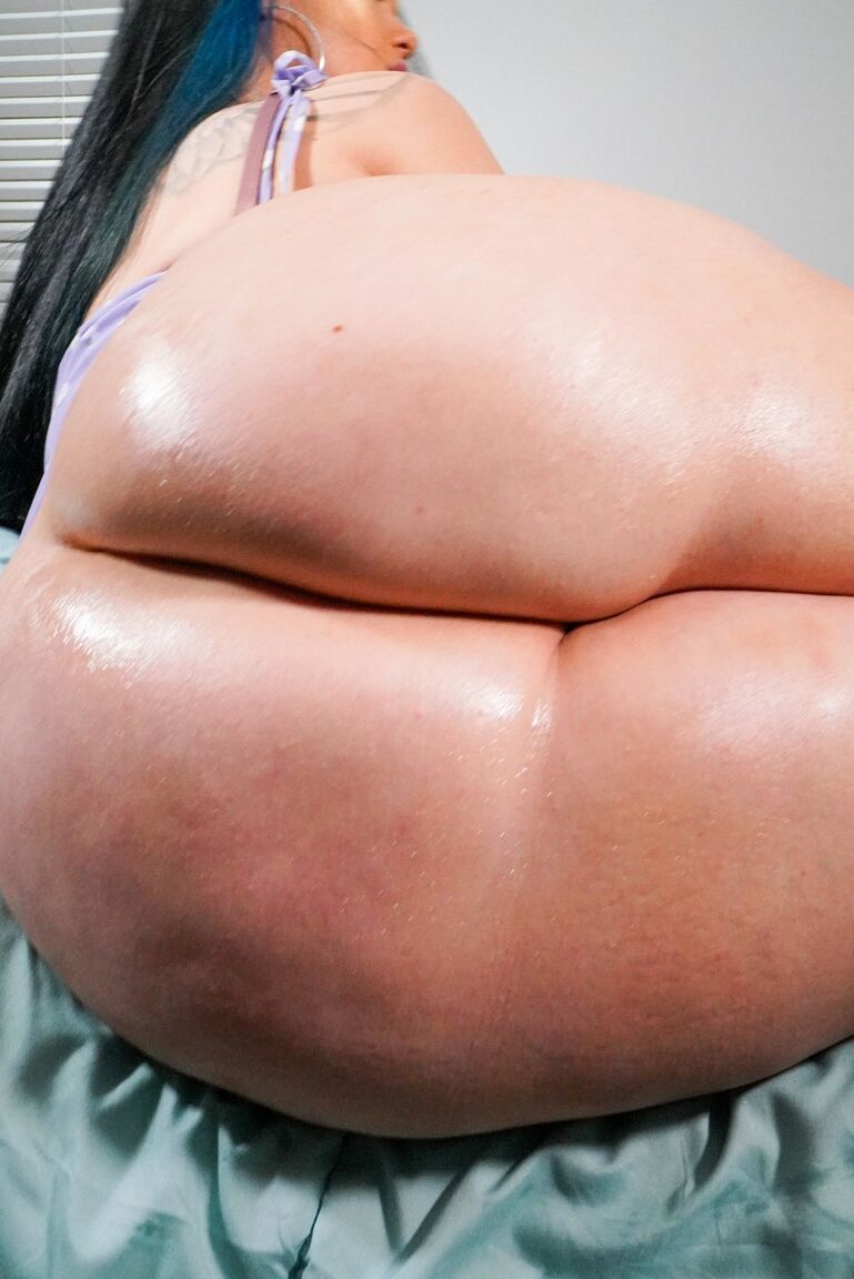 21P Sexy madura com uma bunda gorda Ryan Smiles mostra seus peitos grandes para seu amante negro