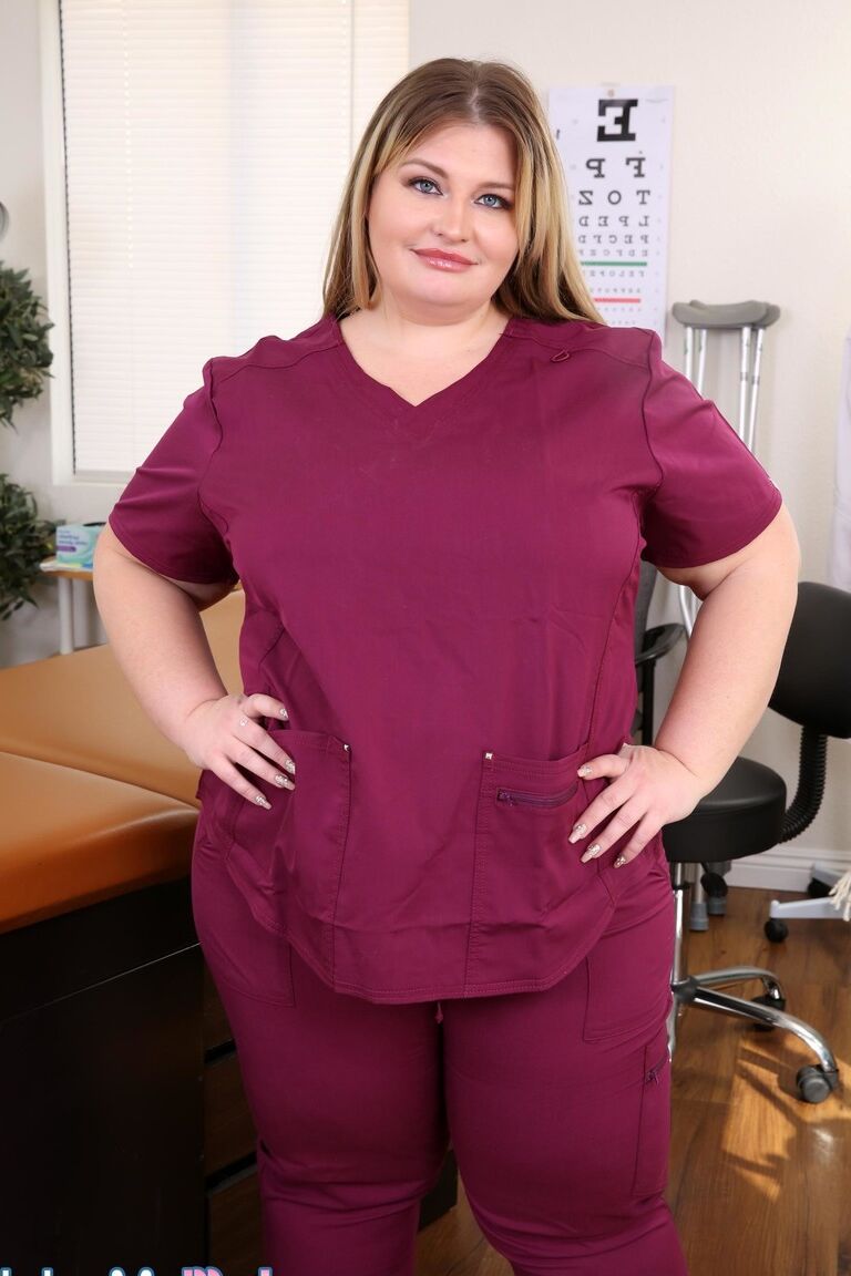 21P SSBBW enfermera Tiffany Star examina a un paciente flaco antes de follar su gran polla