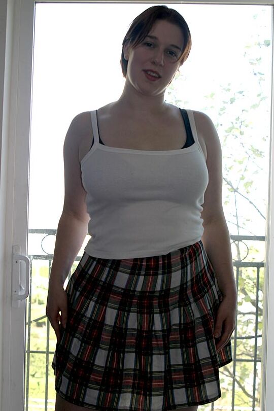 19P L'amatrice voluptueuse Rowan montre son gros cul et ses melons juteux