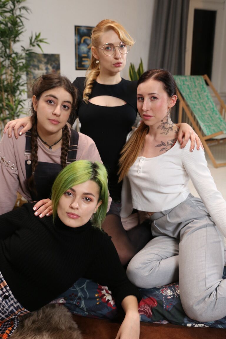 21P Casais de lésbicas amadoras brincam com consolos em um quarteto só de garotas