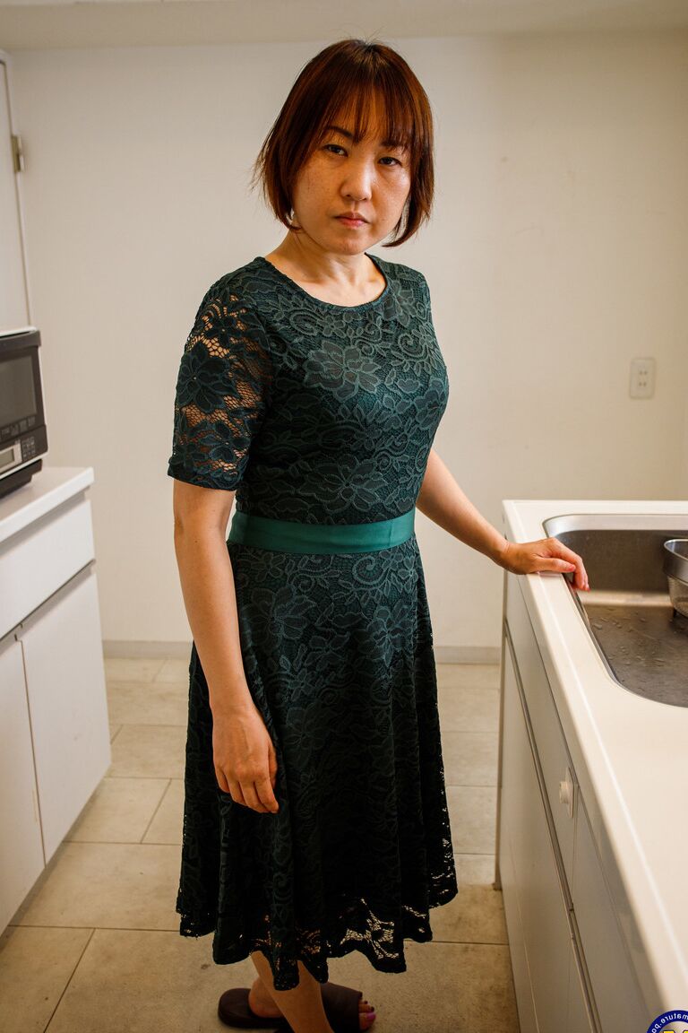Die 20P asiatische Hausfrau Yuki Kozakura zeigt ihre rasierte Muschi in der Küche