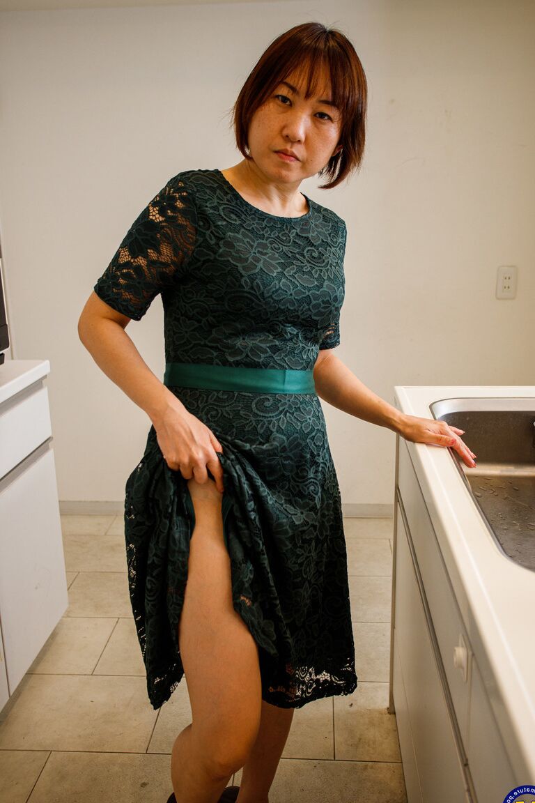 Die 20P asiatische Hausfrau Yuki Kozakura zeigt ihre rasierte Muschi in der Küche