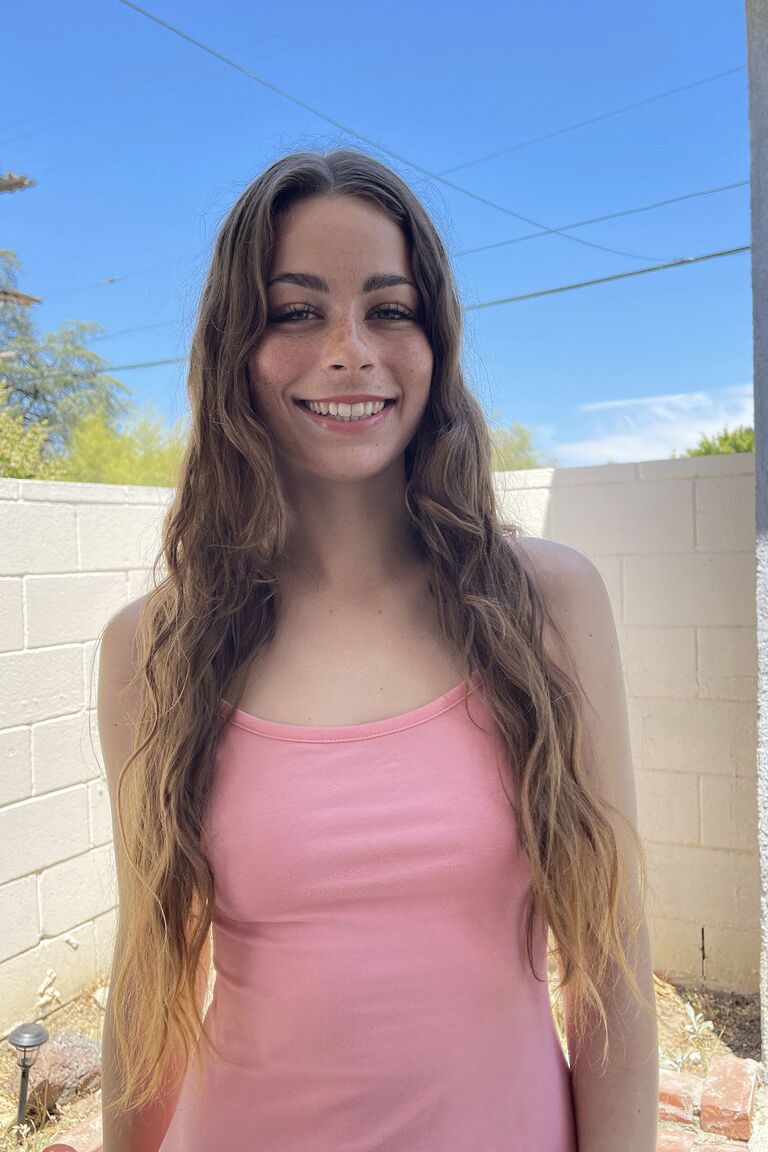 21P Adolescente amadora com sardas Renee Rose mostra sua buceta sexy e dedos dos pés de perto